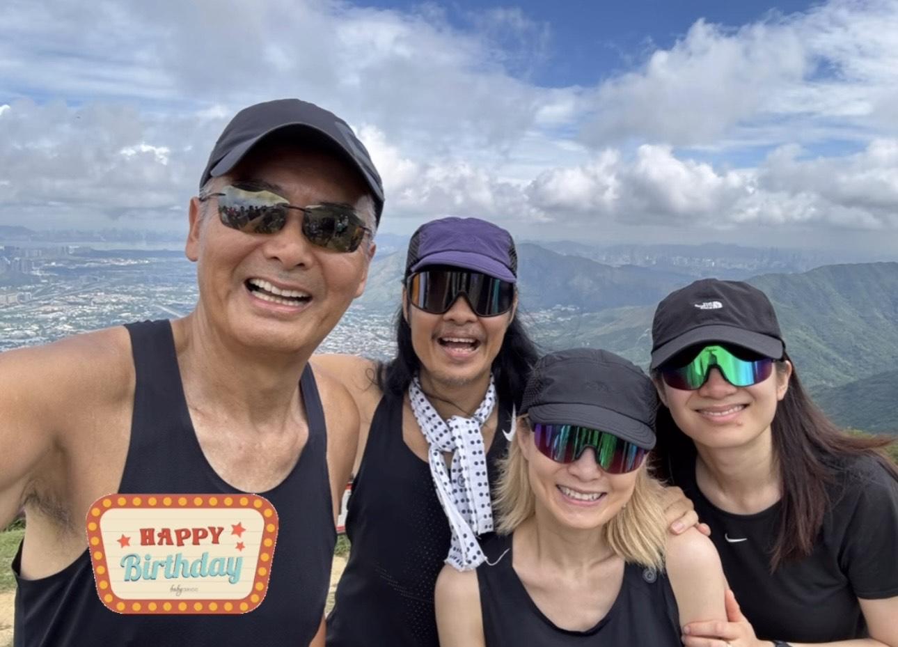 蔡一智與太太和女兒,一家三口跟發哥跑步慶祝生日。