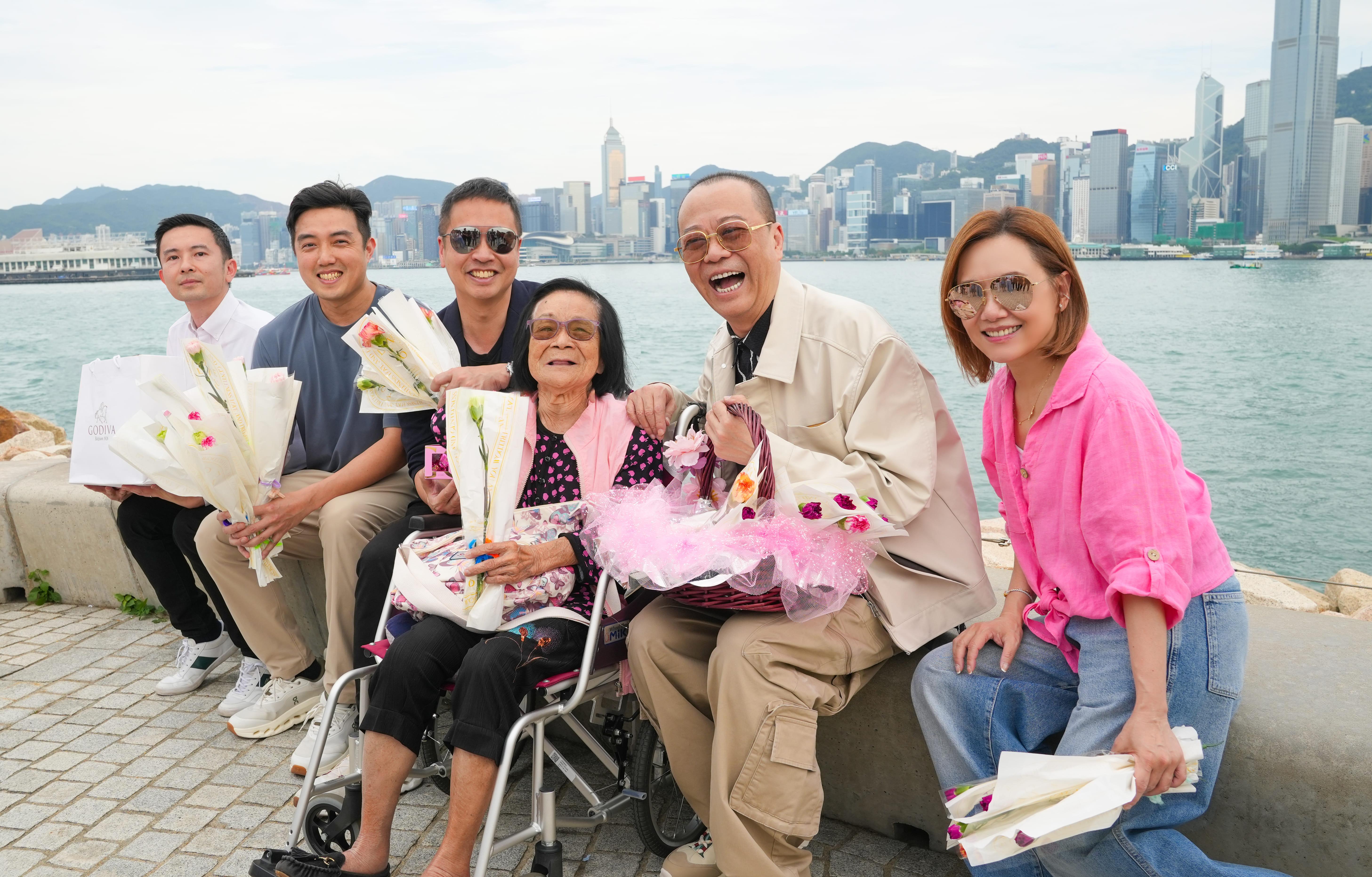 香港潮屬社團總會副主席楊玳詩 (右一)、副主席陳誠傑(左 二)、藝人歐陽震華(右二)、 油尖旺民政事務專員余健強先 生, JP(左三)共同送上母親節 花束予行動不便的婆婆。