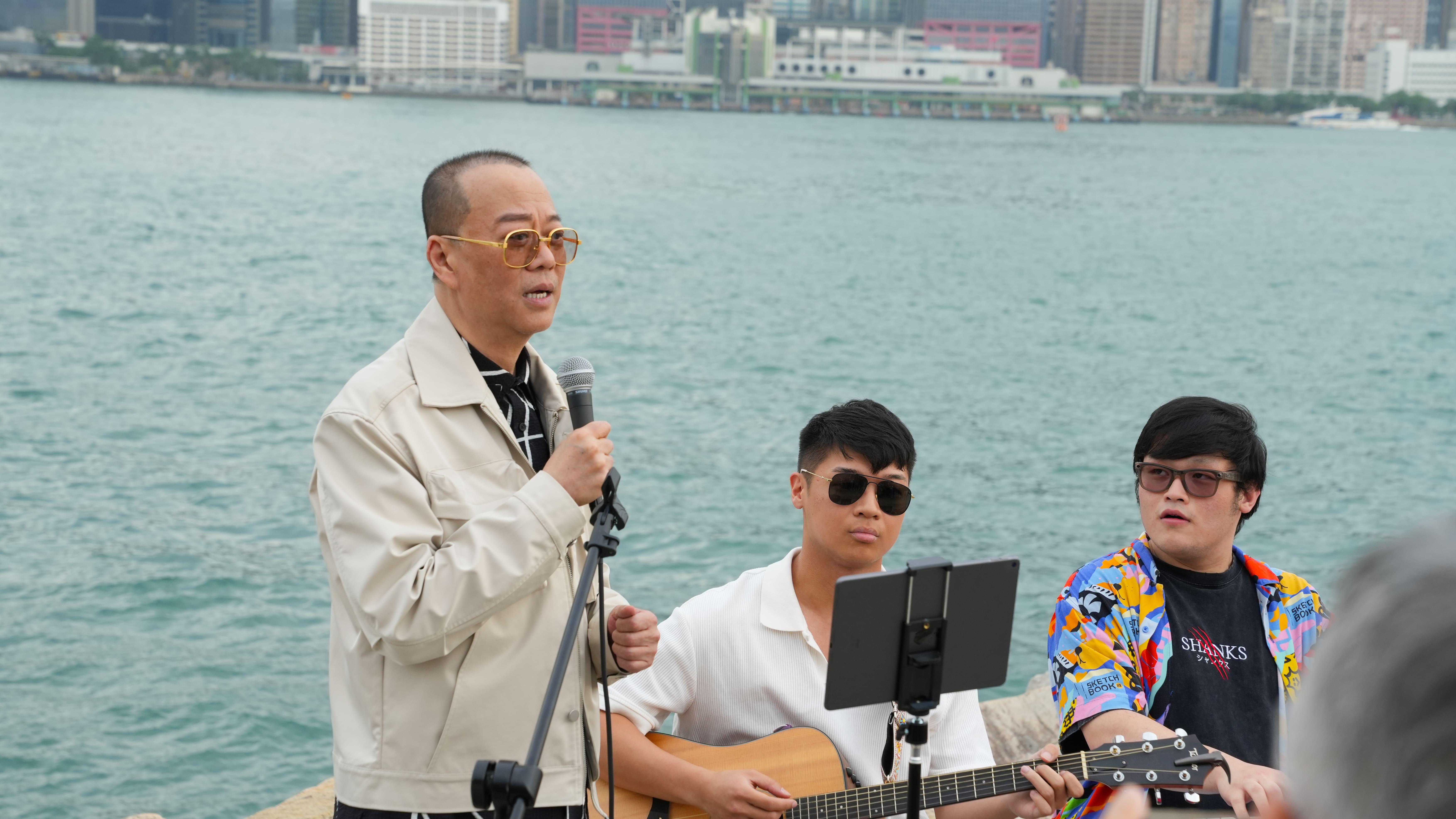 藝人歐陽震華即興與年輕 Busker jam 歌,大唱《上海 灘》,吸引過百名市民圍觀。
