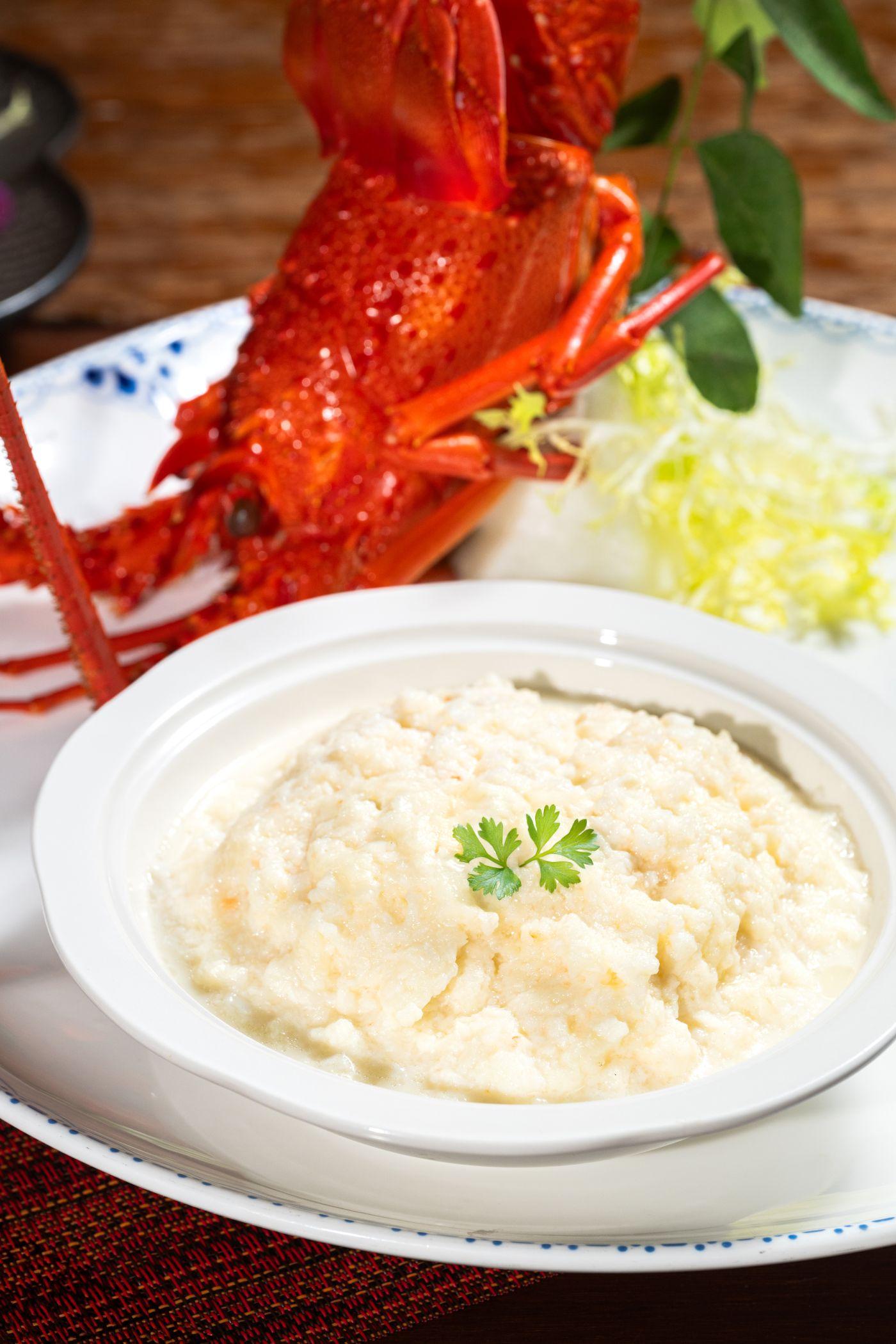 大良蛋白炒龍蝦 $598(IDDSI Level 5 細碎及濕軟)以原隻西澳龍蝦起肉,清蒸攪碎,加入蛋白和牛奶輕炒,入口輕盈鮮嫩。