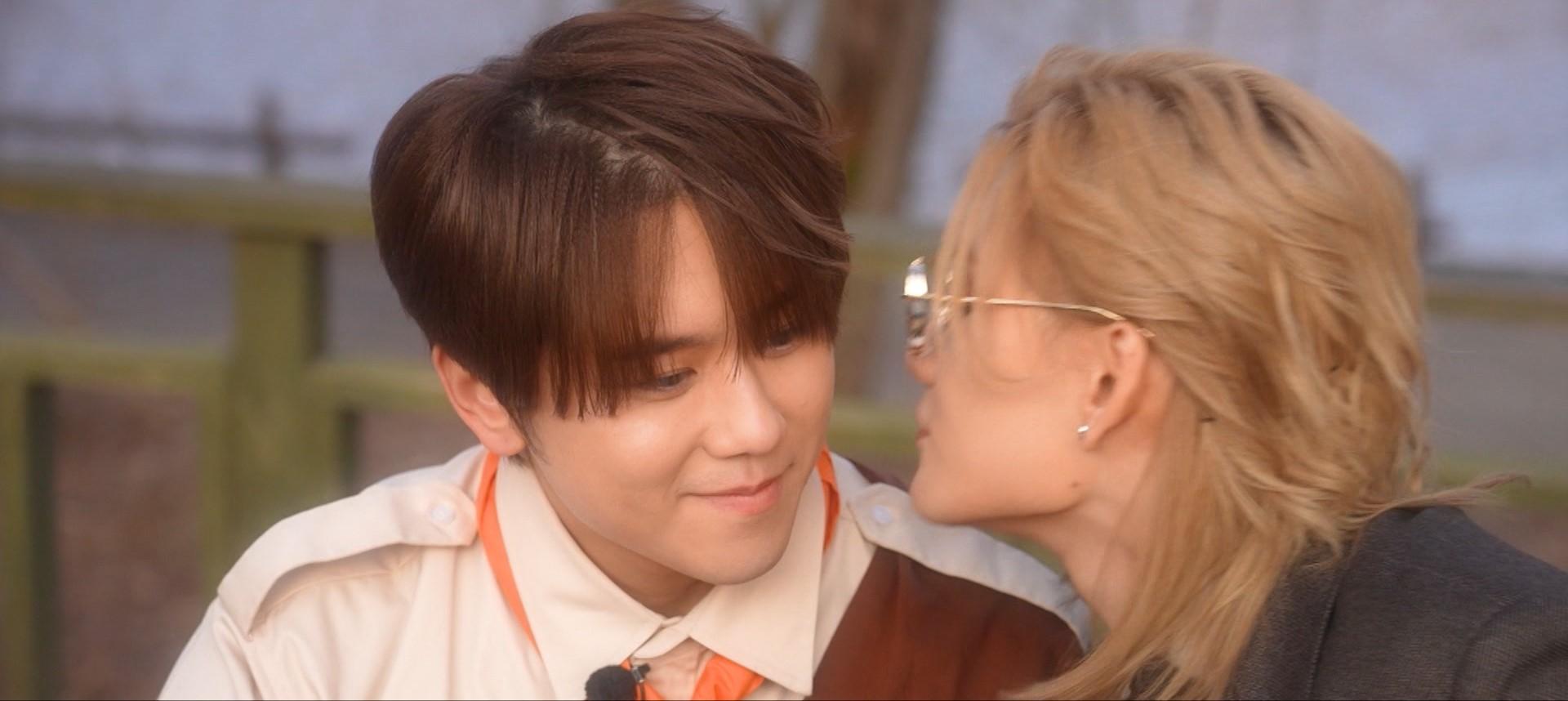 姜濤和Jeremy借位拍攝吻戲。