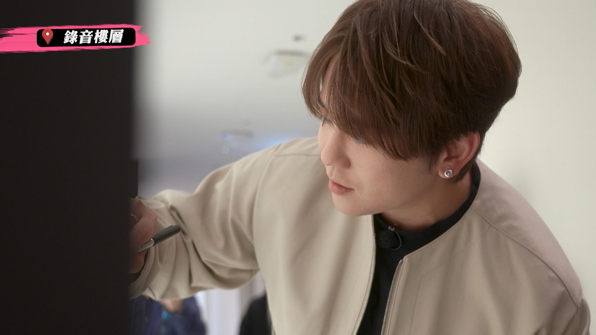 姜濤在SM 藝人簽名牆上簽名。