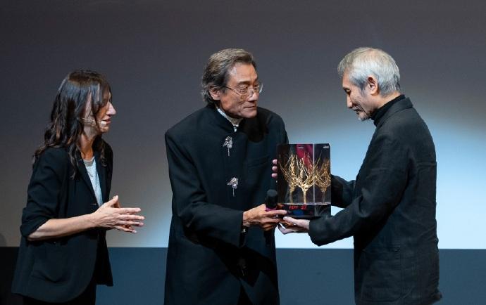 徐克在梁家輝身上,拿過終身成就獎。