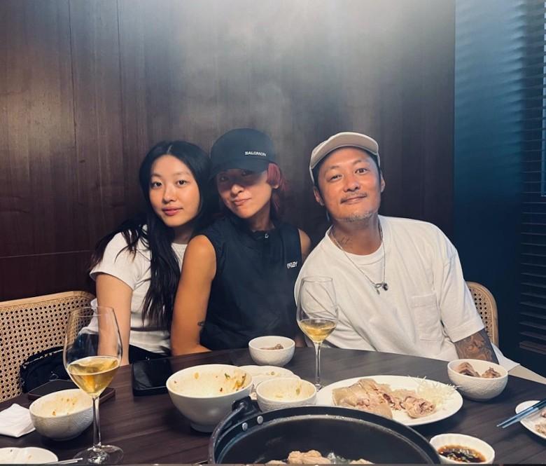 徐濠縈與乖女康堤的母女情深厚,不時出席圈中人活動,早已半隻腳踏進娛圈。