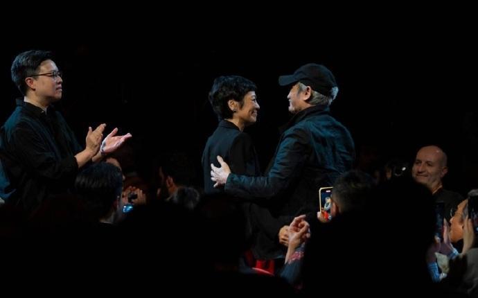 張艾嘉領獎致詞完,致謝在場的徐克,而徐克及梁家輝則獻上深深擁抱,3人均獲得全場掌聲。(網上圖片)