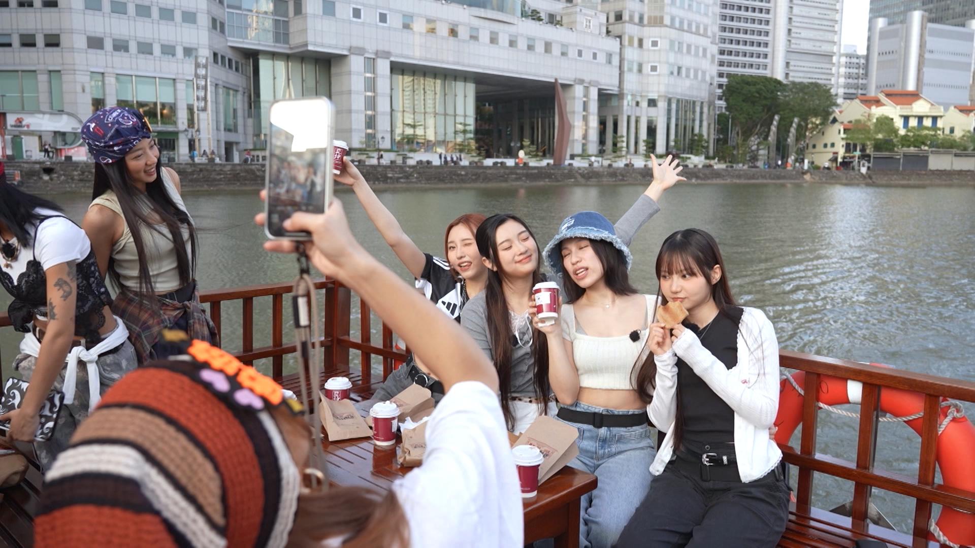 成員Ivy、Candy、Winka和Day開心享受行程。