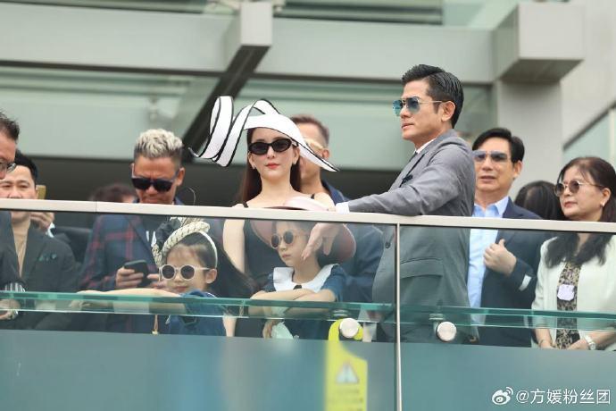 身穿黑色吊帶低胸連身裙的方媛,側身看上去肚子略微凸出,讓人猜測她已懷第3胎。