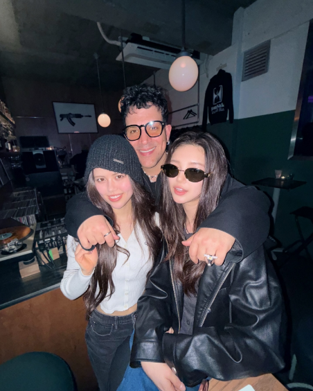 Azad Right今日再發帖解釋,只是幫家姐Olivia Marsh製作歌曲,與Danielle並沒有合作。