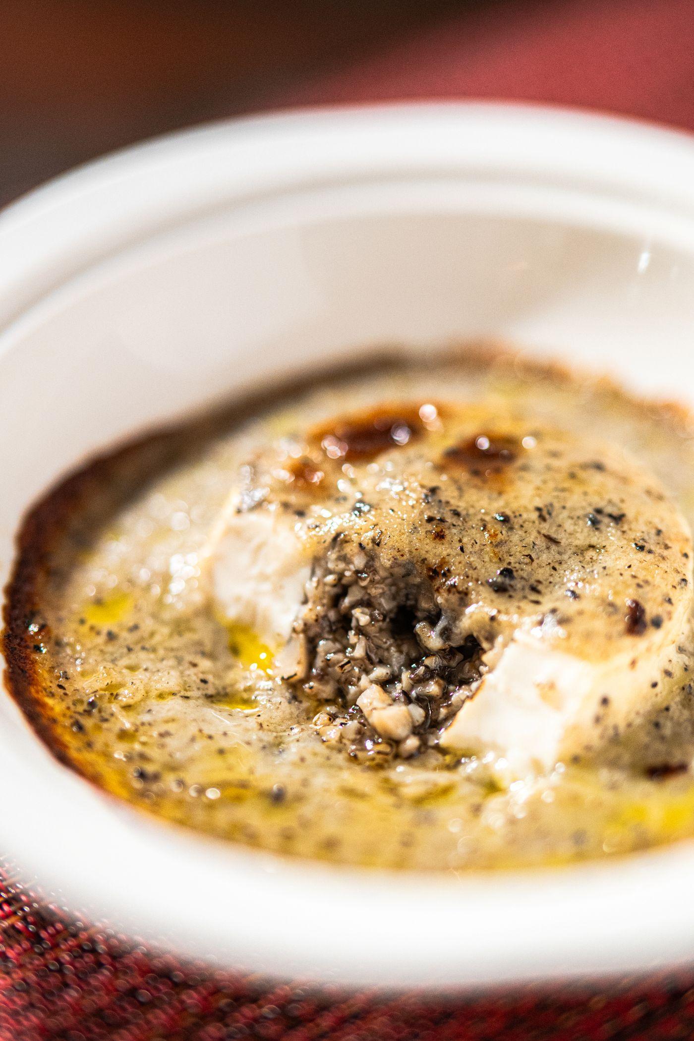 松露野菌焗芙蓉蛋$128(IDDSI EC7 容易咀嚼)以嫩滑豆腐釀入鮮冬菇、雞髀菇等野菌,並加上黑松露醬,散發菌香。