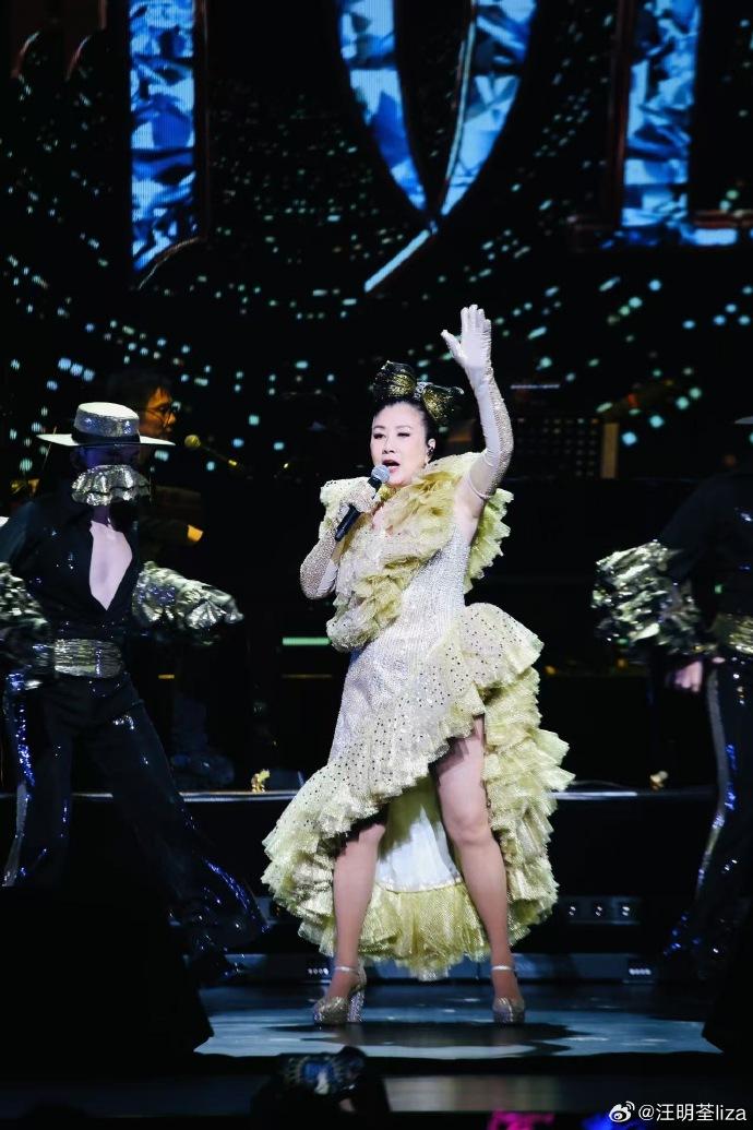 阿姐昨日上海開唱,不忘分享「英英」的甜蜜舉動。