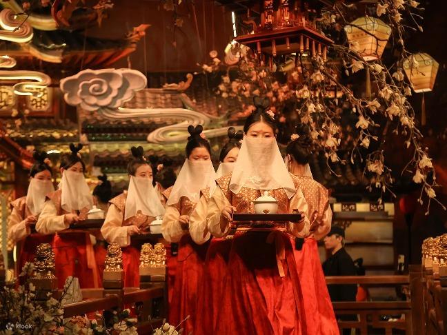 每場宮廷宴中,都會有身穿漢服的店員為大家送上每道菜式,代入感滿滿。(圖片來源:敘宴公眾號)
