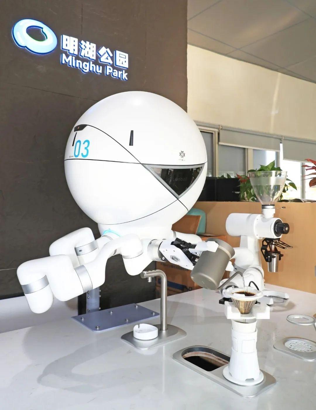 咖啡機器人造型可愛,沖調技術也十分流暢。(網上圖片)