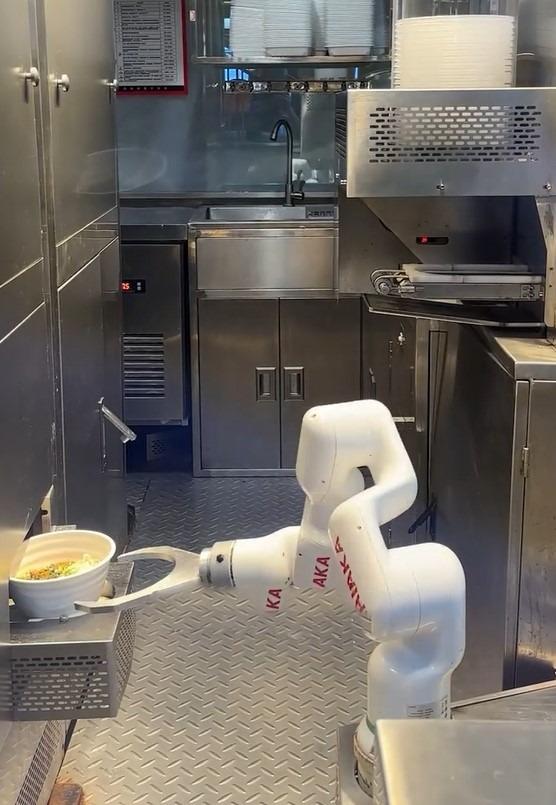 大廚為機器人手臂,可以360度扭動,能在狹窄空間內運作。(圖片來源:短片截圖)