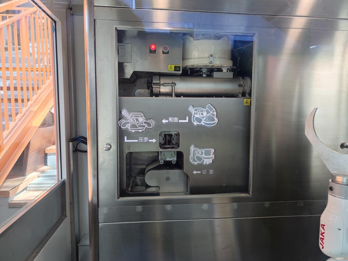 無人麵館全名為「火星麵館」,造麵過程全公開,麵條由新鮮麵粉製造。(圖片來源:視覺中國)