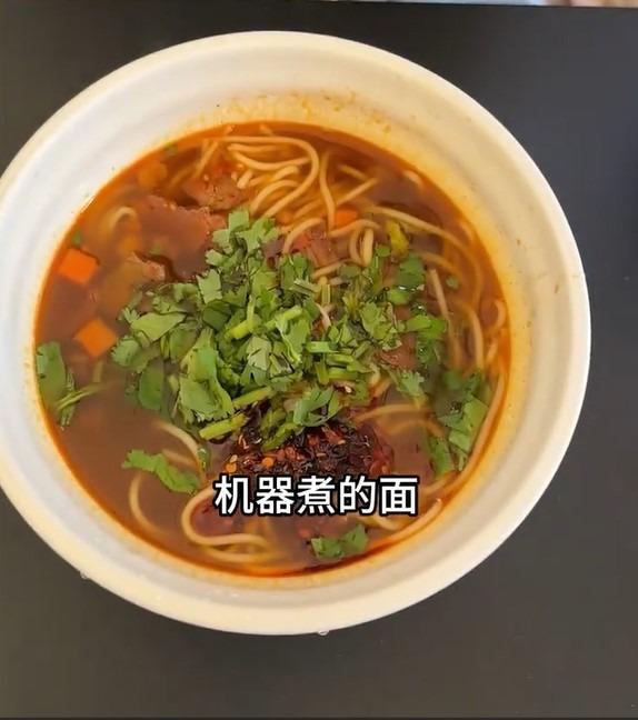 由機器人鮮造的湯麵48秒便出餐,賣相一般,但食客表示味道不錯。(圖片來源:短片截圖)