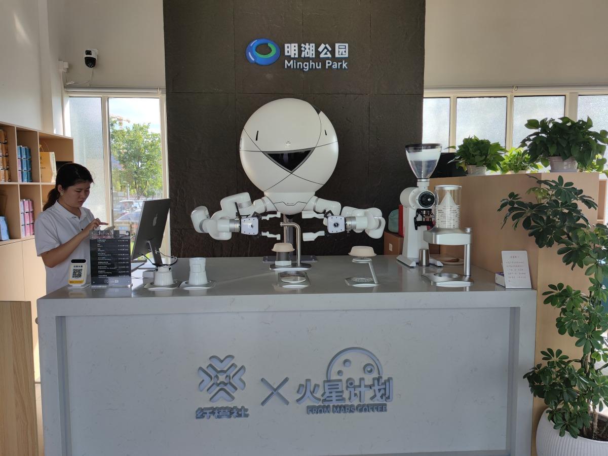 明湖公園內的「藍橋書咖」,機器人咖啡大師即席沖咖啡,動作純熟,成功吸客。(圖片來源:視覺中國)
