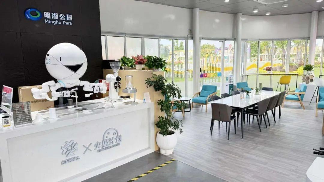 明湖公園內的「藍橋書咖」,環境清靜優美,是喝咖啡看書好地方。(網上圖片)