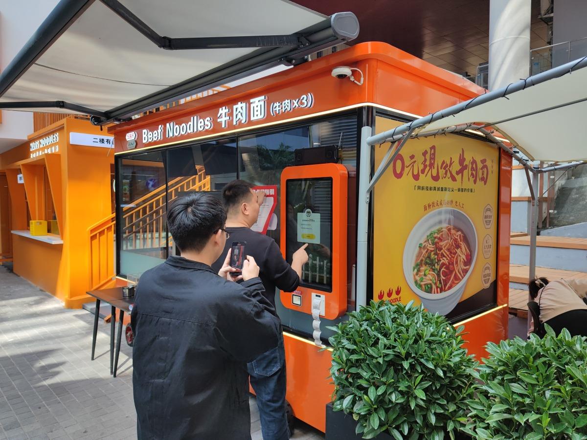 無人麵館位於深圳龍崗星河WORLD人工智能產業園內,主打6元現造牛肉麵,吸引不少人排隊一試。(圖片來源:視覺中國)