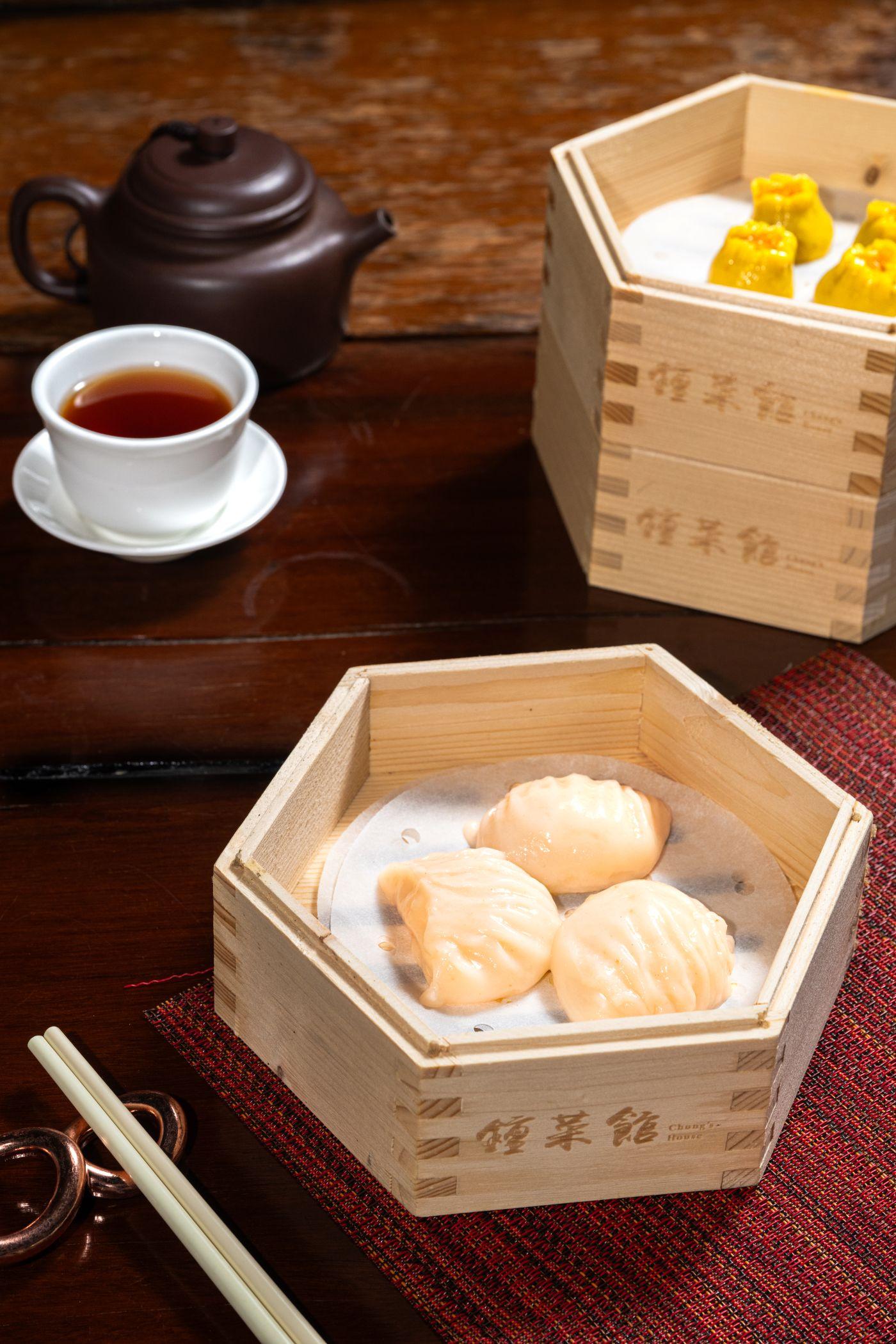 生拆鮮蝦餃皇$68(精緻軟餐)將原粒蝦餃皇打成糊狀,再加入軟餐酵素粉加熱及固形,巧手重塑原貌。