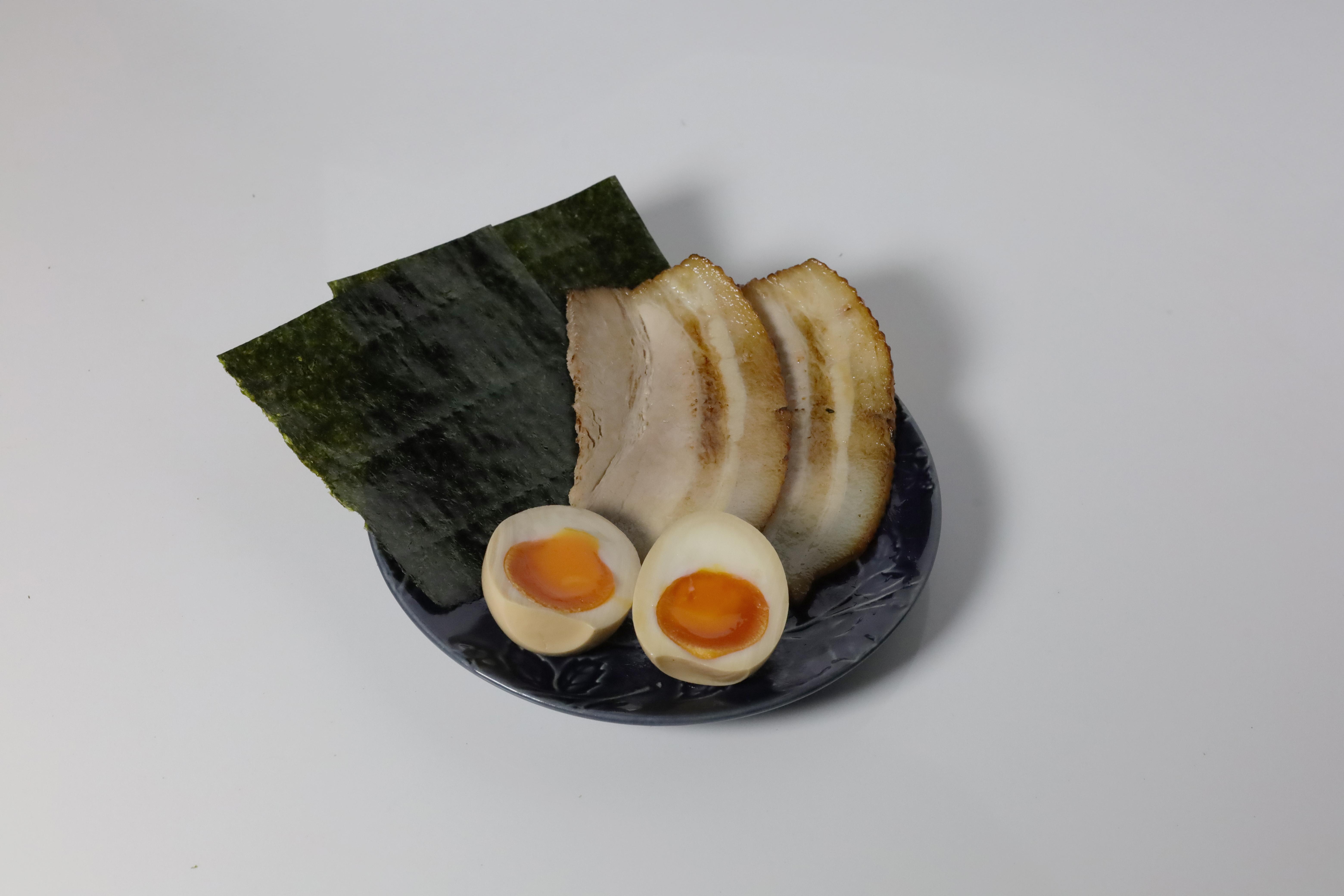 小食盛合($68) 包括 2片厚切日式煙燻叉燒、櫻木煙燻溏心蛋及 2 片紫菜。