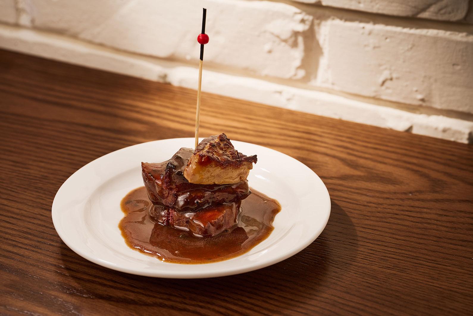 美國牛柳伴鵝肝配佩里戈爾汁