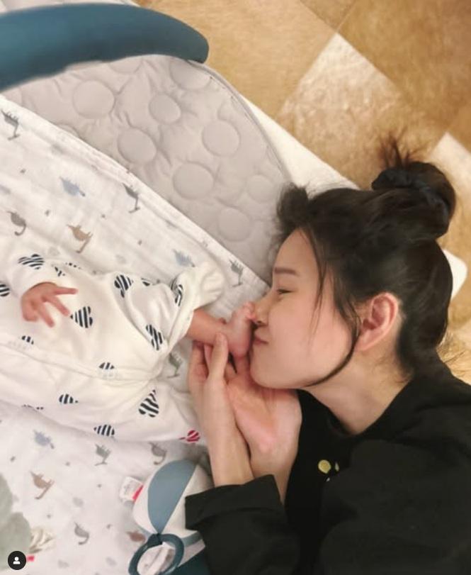 黃翠如則愛蕭哈哈的腳板味。