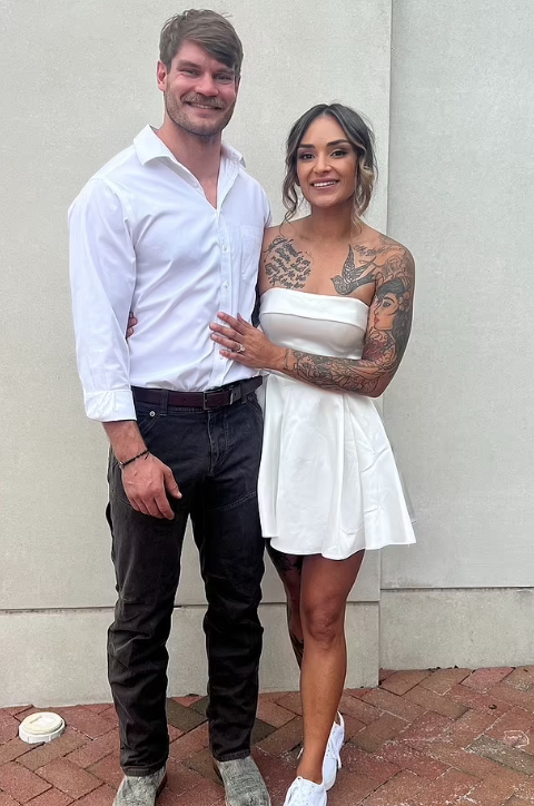 伊莎貝與丈夫科爾斯。(互聯網)