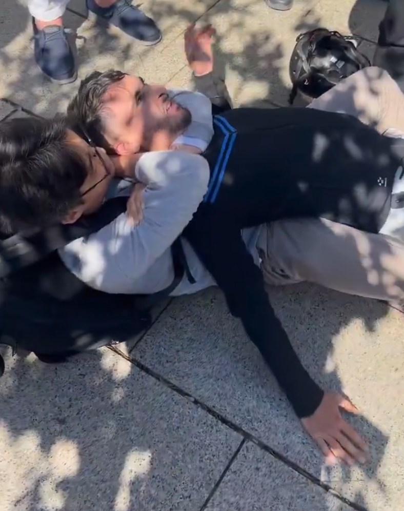 山東一名青年近日在西班牙巴塞隆拿街頭遇到小偷,當場使出鎖喉招式把對方制服,獲當地警員和市民讚賞。(影片截圖)