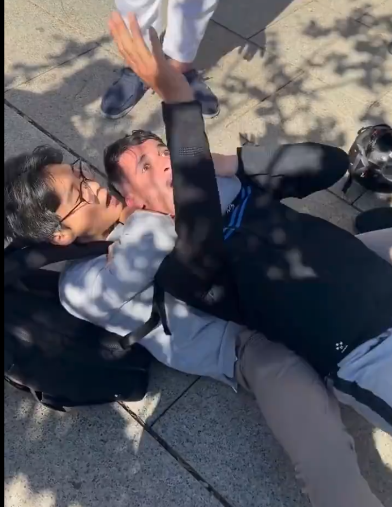 山東一名青年近日在西班牙巴塞隆拿街頭遇到小偷,當場使出鎖喉招式把對方制服,獲當地警員和市民讚賞。(影片截圖)