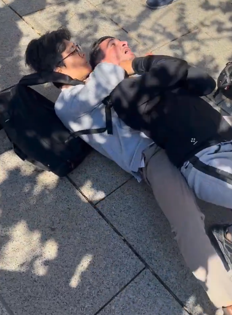 山東一名青年近日在西班牙巴塞隆拿街頭遇到小偷,當場使出鎖喉招式把對方制服,獲當地警員和市民讚賞。(影片截圖)