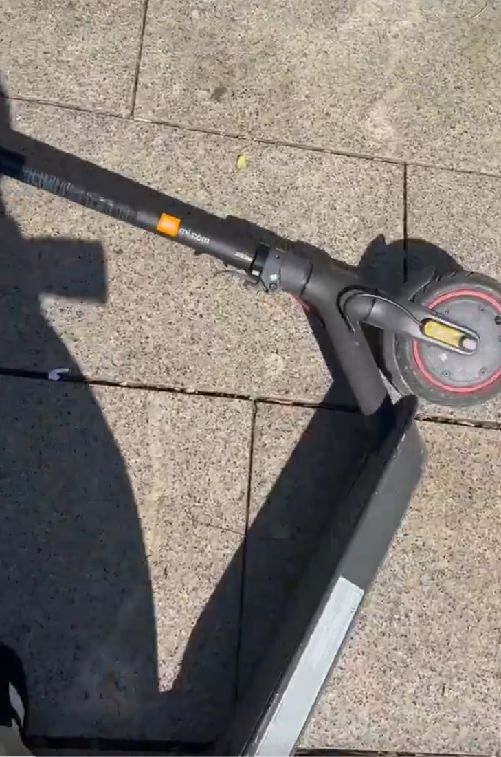 山東一名青年近日在西班牙巴塞隆拿街頭遇到小偷,當場使出鎖喉招式把對方制服,獲當地警員和市民讚賞。(影片截圖)