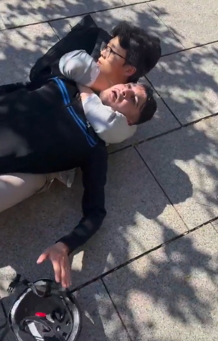 山東一名青年近日在西班牙巴塞隆拿街頭遇到小偷,當場使出鎖喉招式把對方制服,獲當地警員和市民讚賞。(影片截圖)