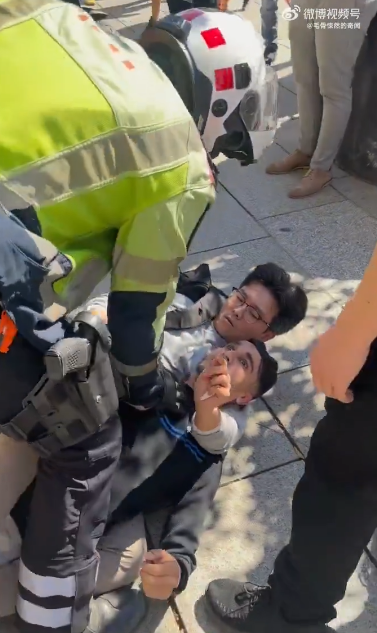 山東一名青年近日在西班牙巴塞隆拿街頭遇到小偷,當場使出鎖喉招式把對方制服,獲當地警員和市民讚賞。(影片截圖)