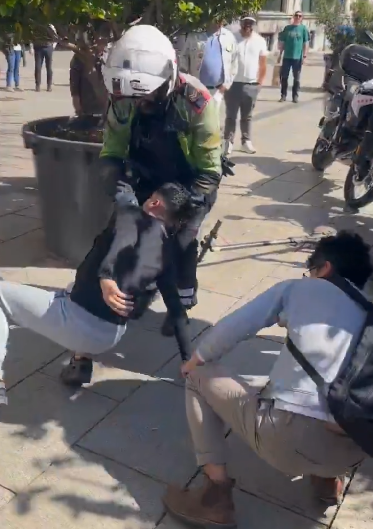 山東一名青年近日在西班牙巴塞隆拿街頭遇到小偷,當場使出鎖喉招式把對方制服,獲當地警員和市民讚賞。(影片截圖)