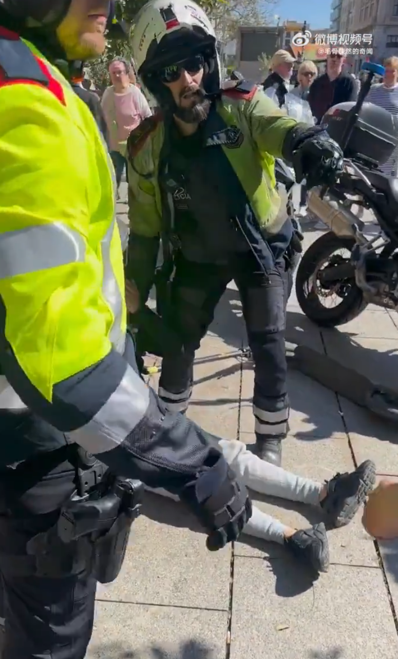 山東一名青年近日在西班牙巴塞隆拿街頭遇到小偷,當場使出鎖喉招式把對方制服,獲當地警員和市民讚賞。(影片截圖)