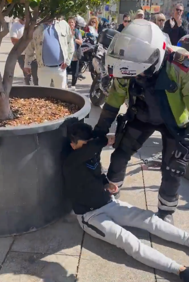 山東一名青年近日在西班牙巴塞隆拿街頭遇到小偷,當場使出鎖喉招式把對方制服,獲當地警員和市民讚賞。(影片截圖)