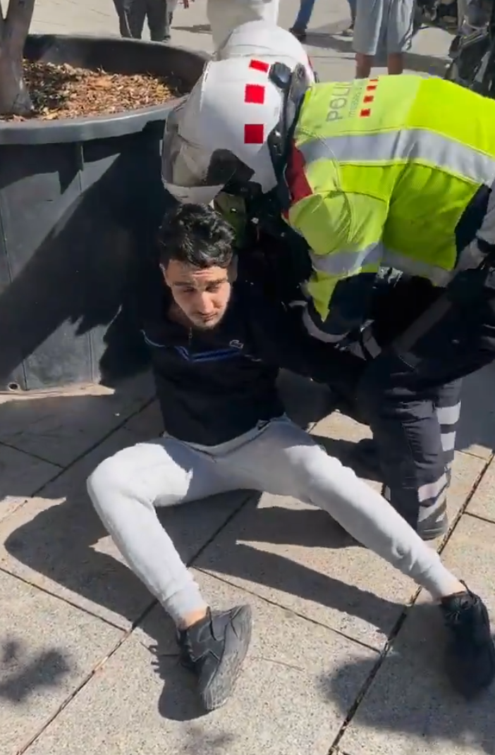 山東一名青年近日在西班牙巴塞隆拿街頭遇到小偷,當場使出鎖喉招式把對方制服,獲當地警員和市民讚賞。(影片截圖)