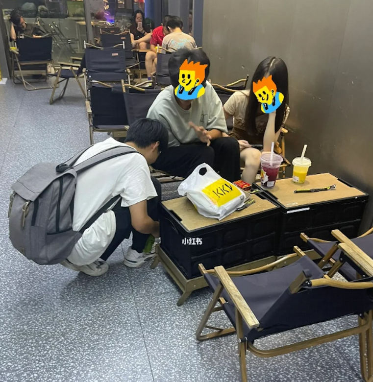 2023年有報道指出深圳商場不時出現「擦鞋黨」,多以二人一組,在確定目標後就會突然主動下跪為目標人物擦鞋。主動提供擦鞋服務只是「幌子」,在擦好一隻鞋後,他們就會以開價60至100元兜售清洗鞋油。由於「擦鞋黨」大多是年輕人,常自稱「大學生創業」或「做兼職」,不少市民及遊客容易心軟中伏,並以高出數倍價錢購入清洗鞋油。(小紅書)