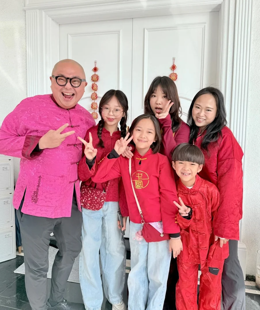 林盛斌與太太黃乙頤(原名黃碧玲)育有3女1子,經常曬全家福樂也融融