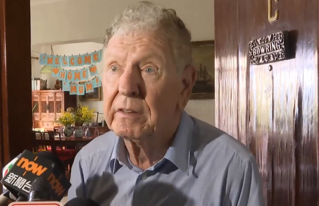 傳媒當日到毛孟靜家中,其丈夫Philip Bowring指她心情平靜,需要休息,不便受訪。(有線新聞畫面)