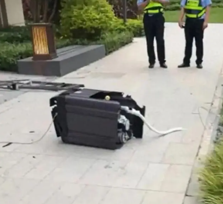 廣東佛山屋苑保利時代天珀近日有業主指,一部洗衣機突然從天而降,嚇煞街坊,懷疑是有單位的一對情侶爭吵,高空擲物洩憤所致。(影片截圖)