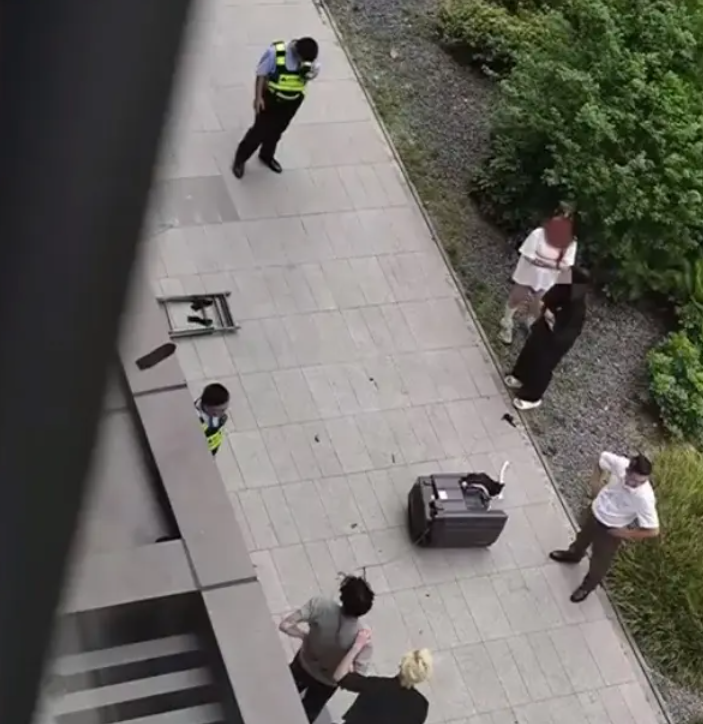 廣東佛山屋苑保利時代天珀近日有業主指,一部洗衣機突然從天而降,嚇煞街坊,懷疑是有單位的一對情侶爭吵,高空擲物洩憤所致。(影片截圖)