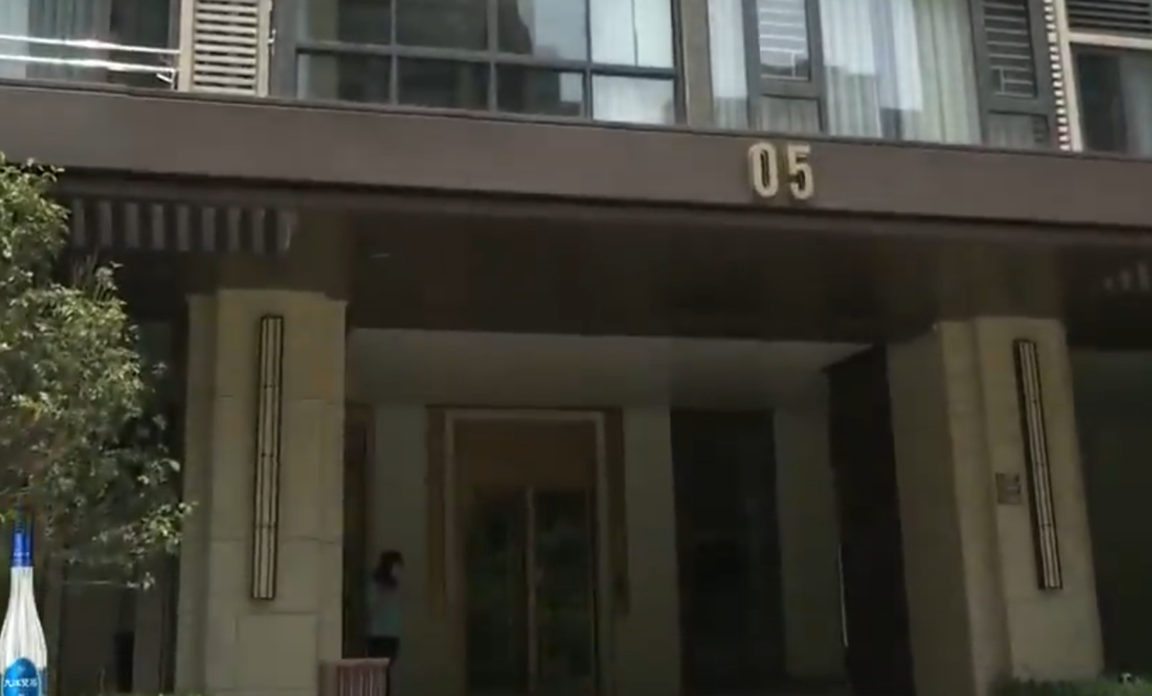 廣東佛山屋苑保利時代天珀近日有業主指,一部洗衣機突然從天而降,嚇煞街坊,懷疑是有單位的一對情侶爭吵,高空擲物洩憤所致。(影片截圖)