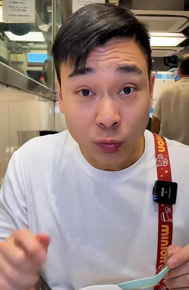 《愛.回家》演員秦翊洺日前去到九記牛腩拍「探店片」