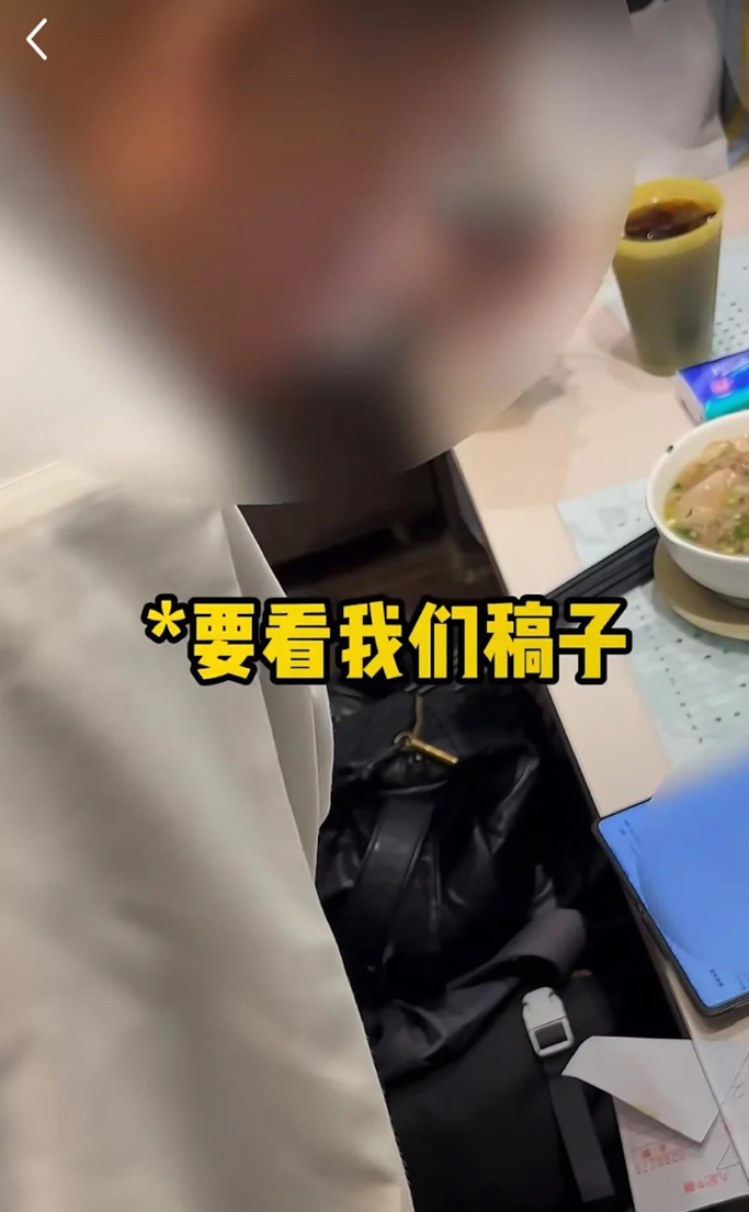 之後疑似餐廳老闆發現秦翊洺拍片,於是要求查閱內容