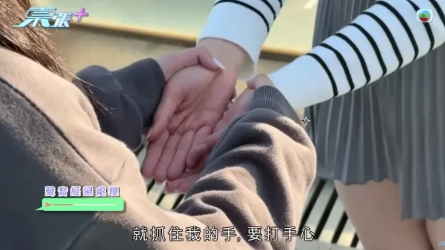 受害人訴說遭補習社經理捉手打手板的恐怖經歷。(《東張西望》截圖)