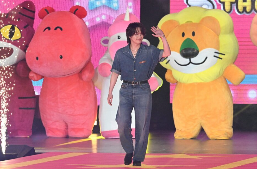 愉快動物餅陪同松田元太現身是次大型時裝騷。