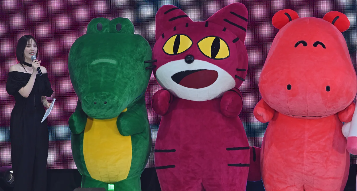愉快動物餅驚喜出席假東京国立代代木競技場第一体育館舉行的「Rakuten GirlsAward 2025 SPRING/SUMMER」