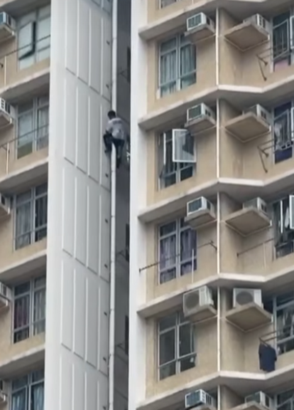 上水一名男子周六(3日)化身「蜘蛛俠」,在清河邨清譽樓的外牆水管爬上爬落,更身手敏捷大玩「高空飛躍」,跳去相隔3米闊的另一邊水管,險象橫生嚇煞街坊。(香港交通及突發事故報料區fb)