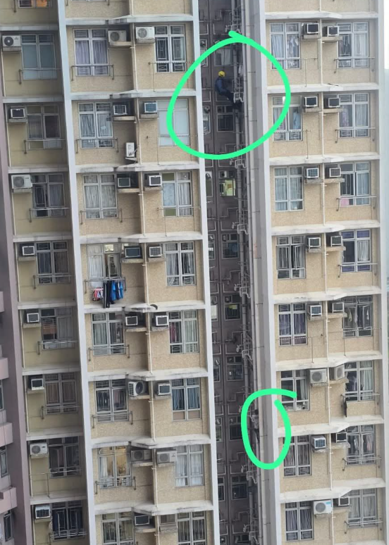 上水一名男子周六(3日)化身「蜘蛛俠」,在清河邨清譽樓的外牆水管爬上爬落,更身手敏捷大玩「高空飛躍」,跳去相隔3米闊的另一邊水管,險象橫生嚇煞街坊。消防游繩而下救人。(清河邨 & 祥龍圍邨fb)